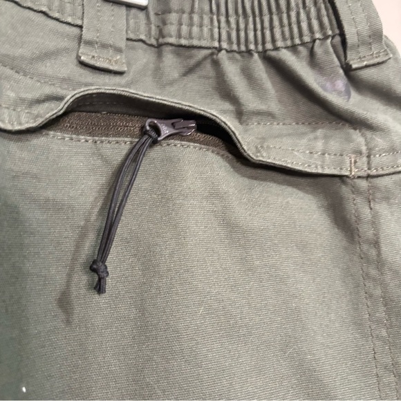 Wind River Green Cargo Shorts with Utility Design 42X6 - Picture 14 of 16